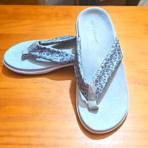 Revitalign Women's Euphoria Floral Green Sandels Size 10 Wide.